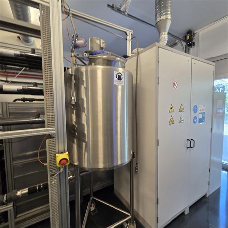 Edelstahltank 600 L (INOX) mit Propellerrührwerk, Behälterwaagen und Sensorik